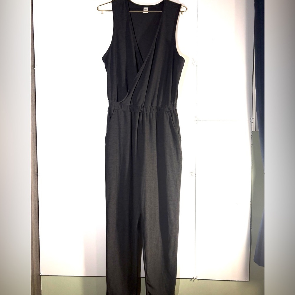 Old Navy Charcoal Sleeveless Jumpsuit, size M, great condition.